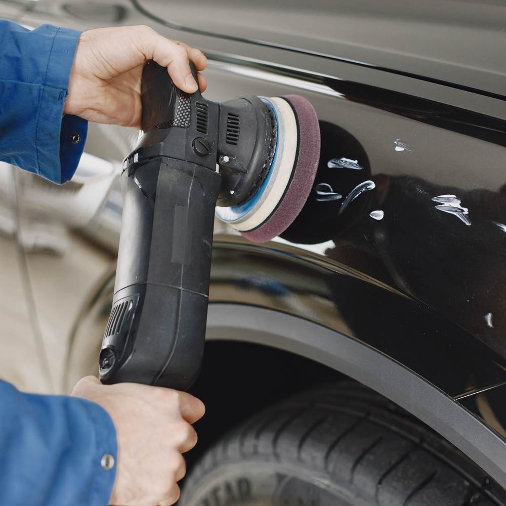 Polerowanie samochodu podczas korekty lakieru w NOVA Detailing Wrocław